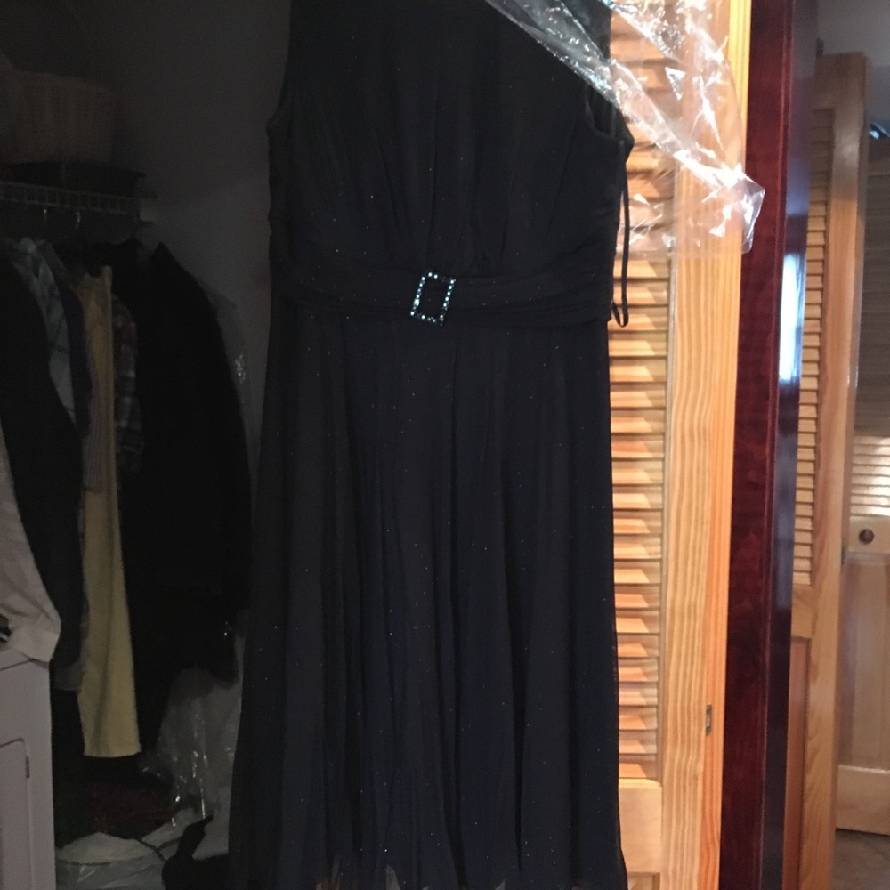 Dresses - Picture 6 of 7